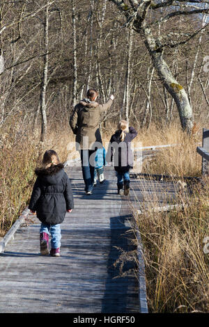 Mutter & 3 Kinder drei Kinder Töchter auf Gehweg Weg Fuß Weg Fußweg Marais de Lavours National Nature Reserve. Frankreich Stockfoto