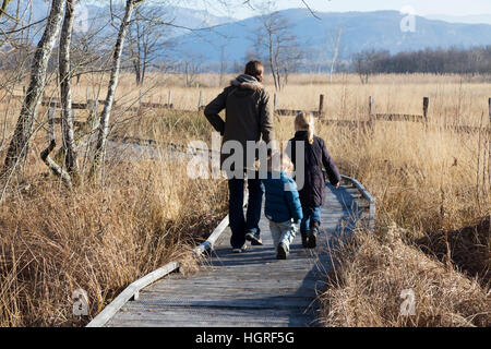 Mutter & 3 Kinder drei Kinder Töchter auf Gehweg Weg Fuß Weg Fußweg Marais de Lavours National Nature Reserve. Frankreich Stockfoto