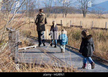 Mutter & 3 Kinder drei Kinder Töchter auf Gehweg Weg Fuß Weg Fußweg Marais de Lavours National Nature Reserve. Frankreich Stockfoto