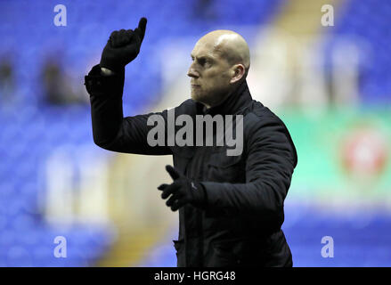 Lesen Sie Manager Jaap Stam während der Himmel Bet Meisterschaftsspiel der Madejski Stadium lesen. Stockfoto