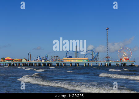 Das Vergnügen Pier fährt, erreichen Sie über das Wasser auf Galveston, Texas, USA. Stockfoto