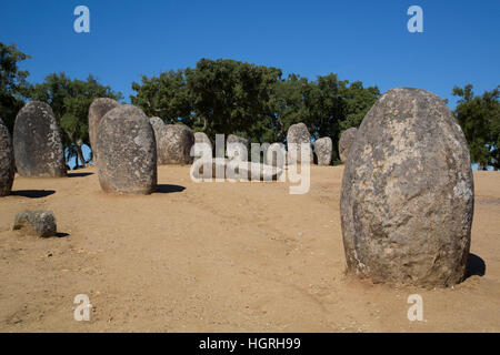 Megalith Stein-Kreise, in der Nähe von 5000 bis 4000 v. Chr., Almendres Cromlech, Evora, Portugal Stockfoto