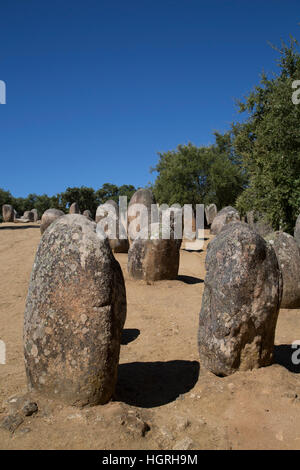 Megalith Stein-Kreise, in der Nähe von 5000 bis 4000 v. Chr., Almendres Cromlech, Evora, Portugal Stockfoto