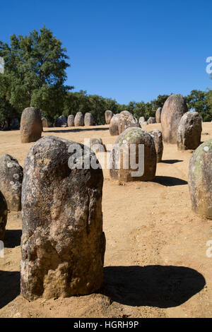 Megalith Stein-Kreise, in der Nähe von 5000 bis 4000 v. Chr., Almendres Cromlech, Evora, Portugal Stockfoto