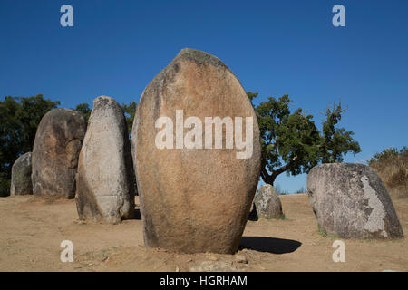 Megalith Stein-Kreise, in der Nähe von 5000 bis 4000 v. Chr., Almendres Cromlech, Evora, Portugal Stockfoto