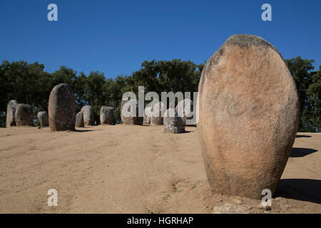 Megalith Stein-Kreise, in der Nähe von 5000 bis 4000 v. Chr., Almendres Cromlech, Evora, Portugal Stockfoto