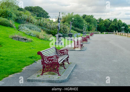 Schmiedearbeiten-Bänke, mit Tier Kunstwerk befindet sich auf der Terrasse, South Marine Park, South Shields Stockfoto