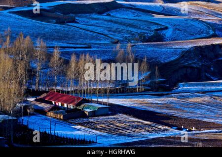 Zhangye, China. 11. Januar 2017. (NUR ZUR REDAKTIONELLEN VERWENDUNG. CHINA aus) atemberaubende Landschaften von Yijiawan Dorf in Zhangye, Nordwesten Chinas Provinz Gansu. Das Yijiawan Dorf liegt im Norden des Qilian-Gebirges. Bildnachweis: ZUMA Press, Inc./Alamy Live-Nachrichten Stockfoto