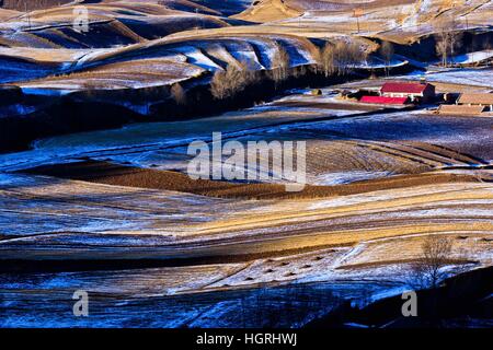 Zhangye, China. 11. Januar 2017. (NUR ZUR REDAKTIONELLEN VERWENDUNG. CHINA aus) atemberaubende Landschaften von Yijiawan Dorf in Zhangye, Nordwesten Chinas Provinz Gansu. Das Yijiawan Dorf liegt im Norden des Qilian-Gebirges. Bildnachweis: ZUMA Press, Inc./Alamy Live-Nachrichten Stockfoto