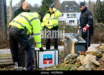 Dinslaken, Deutschland. 12. Januar 2017. Polizisten sammeln die Reste von einem Geldautomaten am Bahnhof in Dinslaken, Deutschland, 12. Januar 2017. Ein Güterzug entgleiste in Dinslaken am 12. Januar 2017 nachdem unbekannte Täter einen Geldautomat auf der Strecke gelassen. Foto: Roland Weihrauch/Dpa/Alamy Live News Stockfoto