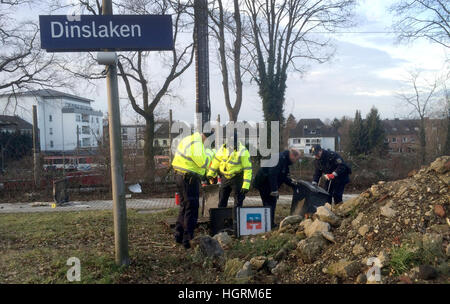 Dinslaken, Deutschland. 12. Januar 2017. Offiziere untersuchen Teile einer Cash-Maschine neben einem Gleis in Dinslaken, Deutschland, 12. Januar 2017. Ein Güterzug entgleiste in Dinslaken am 12. Januar 2017 nachdem unbekannte Täter einen Geldautomat auf der Strecke gelassen. Foto: Roland Weihrauch/Dpa/Alamy Live News Stockfoto