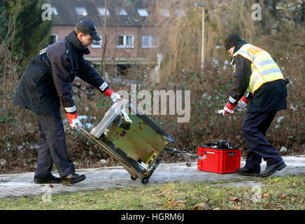 Dinslaken, Deutschland. 12. Januar 2017. Polizisten sammeln die Reste von einem Geldautomaten am Bahnhof in Dinslaken, Deutschland, 12. Januar 2017. Ein Güterzug entgleiste in Dinslaken am 12. Januar 2017 nachdem unbekannte Täter einen Geldautomat auf der Strecke gelassen. Foto: Roland Weihrauch/Dpa/Alamy Live News Stockfoto