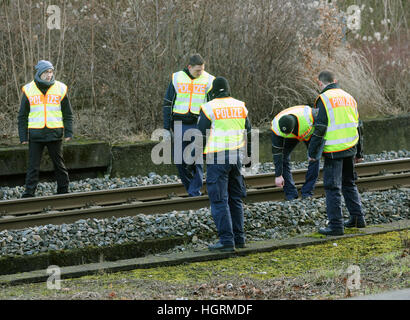 Dinslaken, Deutschland. 12. Januar 2017. Polizisten suchen Beweise entlang der Bahntrasse in Dinslaken, Deutschland, 12. Januar 2017. Ein Güterzug entgleiste in Dinslaken am 12. Januar 2017 nachdem unbekannte Täter einen Geldautomat auf der Strecke gelassen. Foto: Roland Weihrauch/Dpa/Alamy Live News Stockfoto