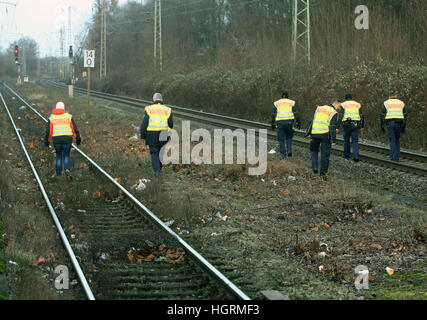 Dinslaken, Deutschland. 12. Januar 2017. Polizisten suchen Beweise entlang der Bahntrasse in Dinslaken, Deutschland, 12. Januar 2017. Ein Güterzug entgleiste in Dinslaken am 12. Januar 2017 nachdem unbekannte Täter einen Geldautomat auf der Strecke gelassen. Foto: Roland Weihrauch/Dpa/Alamy Live News Stockfoto