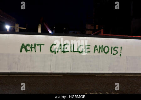 Castle Street, Belfast, UK. 12. Januar 2017. Ein neues Stück von Graffiti auf einem Gebäude Website Horten ist erschienen. vereinbarungsgemäß St Andrews fand im Jahr 2006 und 2007 erklärte Royal Akzent erhielt "die Regierung wird eine irische Sprache Handlung Nachdenken über die Erfahrung von Wales und Irland einzuführen und arbeiten mit der eingehenden Exekutive zu verbessern und die Entwicklung der irischen Sprache zu schützen. © Bonzo/Alamy Live-Nachrichten Stockfoto