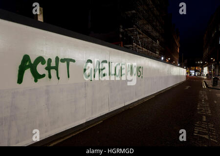 Castle Street, Belfast, UK. 12. Januar 2017. Ein neues Stück von Graffiti auf einem Gebäude Website Horten ist erschienen. vereinbarungsgemäß St Andrews fand im Jahr 2006 und 2007 erklärte Royal Akzent erhielt "die Regierung wird eine irische Sprache Handlung Nachdenken über die Erfahrung von Wales und Irland einzuführen und arbeiten mit der eingehenden Exekutive zu verbessern und die Entwicklung der irischen Sprache zu schützen. © Bonzo/Alamy Live-Nachrichten Stockfoto