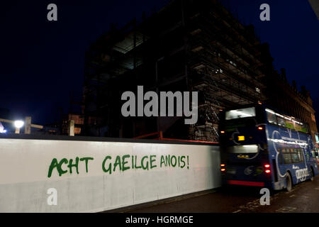 Castle Street, Belfast, UK. 12. Januar 2017. Ein neues Stück von Graffiti auf einem Gebäude Website Horten ist erschienen. vereinbarungsgemäß St Andrews fand im Jahr 2006 und 2007 erklärte Royal Akzent erhielt "die Regierung wird eine irische Sprache Handlung Nachdenken über die Erfahrung von Wales und Irland einzuführen und arbeiten mit der eingehenden Exekutive zu verbessern und die Entwicklung der irischen Sprache zu schützen. © Bonzo/Alamy Live-Nachrichten Stockfoto