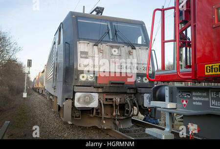 Dinslaken, Deutschland. 12. Januar 2017. Der Triebwagen eines Güterzugs hat in Dinslaken, Deutschland, 12. Januar 2017 entgleist worden. Der Güterzug entgleiste in Dinslaken am 12. Januar 2017 nachdem unbekannte Täter einen Geldautomat auf der Strecke gelassen. Foto: Arnulf Stoffel/Dpa/Alamy Live News Stockfoto