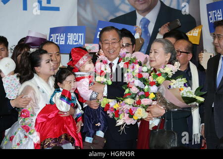 Incheon, Südkorea. 12. Januar 2017. Ban Ki Moon (C), ehemaliger Generalsekretär der Vereinten Nationen, erhält einen warmen Empfang nach der Ankunft am Incheon International Airport in Incheon, Südkorea, 12. Januar 2017. Ehemaliger UN-Generalsekretär Ban Ki-Moon am Donnerstag bemüht seine menschenfreundliche Identität zeigen, wie nach dem Ende seiner 10-jährigen Amtszeit in den UN-Chefposten kehrte er in sein Heimatland Südkorea. © Lee Sang-ho/Xinhua/Alamy Live-Nachrichten Stockfoto