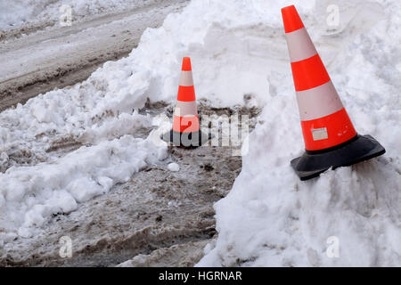 Bukarest, Rumänien. 12 Jan, 2017. helle orange Leitkegel über Schnee stehen nach einem Blizzard. © Gabriel petrescu/alamy leben Nachrichten Stockfoto