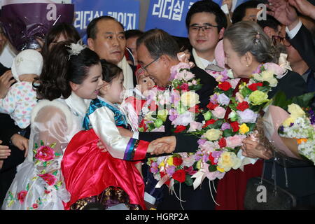 Incheon, Südkorea. 12. Januar 2017. Ban Ki-moon (C), ehemaliger Generalsekretär der Vereinten Nationen, erhält einen warmen Empfang nach der Ankunft am Incheon International Airport in Incheon, Südkorea, 12. Januar 2017. Ehemaliger UN-Generalsekretär Ban Ki-Moon am Donnerstag bemüht seine menschenfreundliche Identität zeigen, wie nach dem Ende seiner 10-jährigen Amtszeit in den UN-Chefposten kehrte er in sein Heimatland Südkorea. © Lee Sang-ho/Xinhua/Alamy Live-Nachrichten Stockfoto