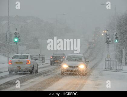 Parkhouse Road, Glasgow, Schottland, Großbritannien. 12., Januar 2017. Winterwetter. Wie prognostiziert, kam heute Schnee in Schottland an, wodurch die Fahrbedingungen auf den Straßen aufgrund der eingeschränkten Sicht gefährlich werden. Stockfoto