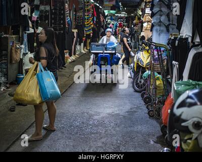 Bangkok, Bangkok, Thailand. 12. Januar 2017. Ein Lebensmittel-Hersteller schiebt ihr Wagen durch Bo Bae Market. Bo Bae Market ist eine weitläufige Großhandel Kleidung Markt in Bangkok. Angeblich gibt es mehr als 1.200 Stände, die Kleidung in Thailand und den Nachbarländern. Bangkok Beamten haben gedroht, Teile des Bo Bae-Markts Herunterfahren, aber bisher hat es das Schicksal der anderen Straßenmärkte, die heruntergefahren wurden entkommen. © Jack Kurtz/ZUMA Draht/Alamy Live-Nachrichten Stockfoto