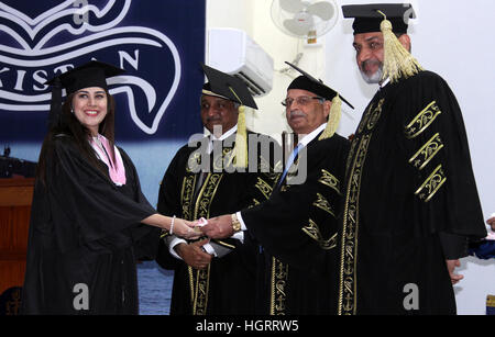 Minister für Wissenschaft und Technologie, Rana Tanveer Werbegeschenk Grad an graduierte Studenten von Pakistan Marine Engineering College, während der Einberufung vom Donnerstag, 12. Januar 2017 in Karachi. Stockfoto