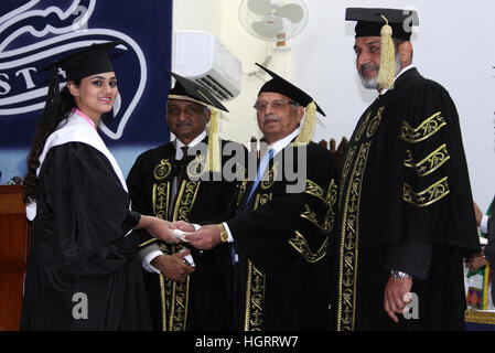 Minister für Wissenschaft und Technologie, Rana Tanveer Werbegeschenk Grad an graduierte Studenten von Pakistan Marine Engineering College, während der Einberufung vom Donnerstag, 12. Januar 2017 in Karachi. Stockfoto