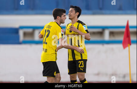 Marbella, Spanien. 12. Januar 2017. Dortmunder Christian Pulisic (L) feiert ein Ziel mit Shinji Kagawa während eines internationalen Club freundlich Fußball Spiele zwischen Borussia Dortmund und Standard Lüttich in Marbella, Spanien, 12. Januar 2017. Foto: Guido Kirchner/Dpa/Alamy Live News Stockfoto