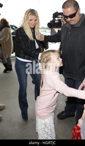 Los Angeles, Ca, USA. 12. Januar 2017. Jessica Simpson und Eric Johnson mit ihren Kindern gesehen, Maxwell und Ace am LAX Flughafen am Jaunary 12, 2017. © John Misa/Media Punch/Alamy Live-Nachrichten Stockfoto