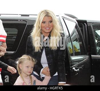 Los Angeles, Ca, USA. 12. Januar 2017. Jessica Simpson und Eric Johnson mit ihren Kindern gesehen, Maxwell und Ace am LAX Flughafen am Jaunary 12, 2017. © John Misa/Media Punch/Alamy Live-Nachrichten Stockfoto