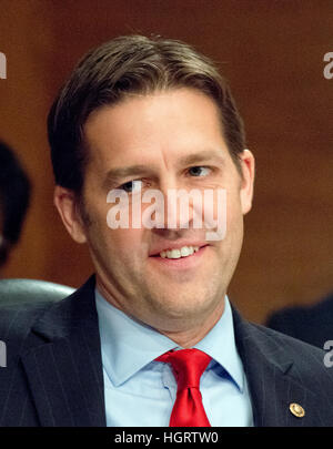 Senator der Vereinigten Staaten Ben Sasse (Republikanische of Nebraska) bei uns Senate Committee on Banking, Wohnungsbau und Stadtentwicklung Anhörung über die Ernennung von Dr. Benjamin Carson, Sekretär für Wohnungsbau und Stadtentwicklung (HUD) auf dem Capitol Hill in Washington, DC auf Donnerstag, 12. Januar 2017 sein. Bildnachweis: Ron Sachs/CNP /MediaPunch Stockfoto