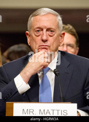 Washington, USA. 12. Januar 2017. United States Marine Corps General James N. Mattis (im Ruhestand) bezeugt vor uns Senate Committee on Armed Services während seiner Anhörung zu Verteidigungsminister auf dem Capitol Hill in Washington, DC.  Bildnachweis: Ron Sachs/CNP Foto: Ron Sachs/Consolidated/Dpa/Alamy Live News Stockfoto