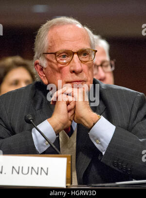 Washington, USA. 12. Januar 2017. Ehemalige US-Senator Sam Nunn (Demokrat of Georgia) erscheint vor dem United States Senate Committee on Armed Services wie es eine Anhörung zur Ernennung von uns Marine Corps General James N. Mattis (im Ruhestand), Staatssekretär im Verteidigungsministerium auf dem Capitol Hill in Washington, DC zu hält.  Nunn eingeführt und unterstützt Mattis für die Post. Bildnachweis: Ron Sachs/CNP Foto: Ron Sachs/Consolidated/Dpa/Alamy Live News Stockfoto