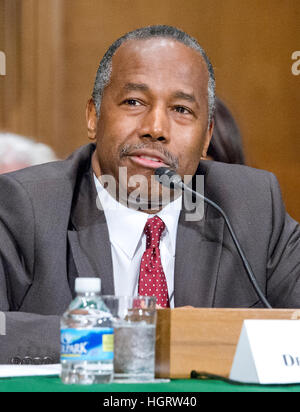 Washington, USA. 12. Januar 2017. Dr. Benjamin Carson bezeugt vor dem United States Senate Committee on Banking, Wohnungsbau und Stadtentwicklung während einer Anhörung über seine Ernennung, Sekretär für Wohnungsbau und Stadtentwicklung (HUD) auf dem Capitol Hill in Washington, DC. Bildnachweis: Ron Sachs/CNP Foto: Ron Sachs/Consolidated/Dpa/Alamy Live News Stockfoto