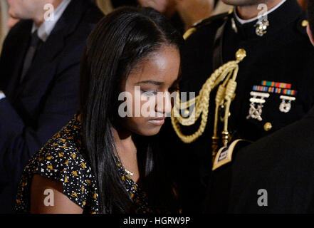 Washington DC, USA. 12. Januar 2017. Sasha Obama verlässt den Staat Dinning Raum des weißen Hauses in Washington, DC. Bildnachweis: Olivier Douliery/Pool über CNP MediaPunch Credit: MediaPunch Inc/Alamy Live-Nachrichten Stockfoto