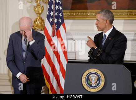Washington DC, USA. 12. Januar 2017. Vereinigte Staaten Vizepräsident Biden ruft emotionale wie US-Präsident Barack Obama Bemerkungen während einer Veranstaltung im Staat Dinning Raum des weißen Hauses in Washington, DC liefert. Bildnachweis: Olivier Douliery/Pool über CNP MediaPunch Credit: MediaPunch Inc/Alamy Live-Nachrichten Stockfoto