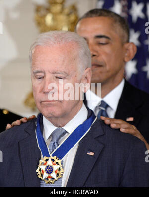 Washington DC, USA. 12. Januar 2017. US-Präsident Barack Obama stellt die Medal Of Freedom für uns Vice President Biden während einer Veranstaltung im Staat Dinning Raum des weißen Hauses in Washington, DC. Bildnachweis: Olivier Douliery/Pool über CNP MediaPunch Credit: MediaPunch Inc/Alamy Live-Nachrichten Stockfoto