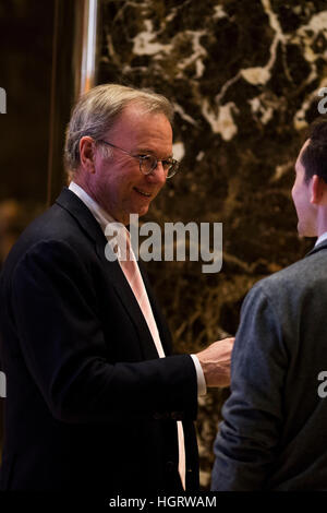 New York, USA. 12. Januar 2017. Alphabet-Vorstandsvorsitzender Eric Schmidt kommt im Trump Tower in Manhattan, New York, USA.  Bildnachweis: John Taggart/Pool über CNP/MediaPunch/Alamy Live News Stockfoto