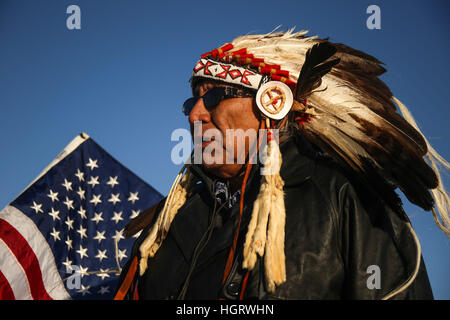 Kanonenkugel, USA. 12. Januar 2017. Chief Avrol Looking Horse spricht zu Mitgliedern des Stammes Woodland Cree nach das heilige Feuer der Oceti Oyate Camp, früher bekannt als die Oceti Sakowin Camp, in der Nähe der Standing Rock Indian Reservation nördlich von Kanonenkugel, North Dakota ausgelöscht wurde. Bildnachweis: ZUMA Press, Inc./Alamy Live-Nachrichten Stockfoto