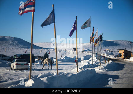 Kanonenkugel, USA. 12. Januar 2017. Ron Starr reitet auf seinem Pferd nahe dem Eingang des Oceti Oyate Lagers, früher bekannt als die Oceti Sakowin Camp, nachdem das heilige Feuer in der Nähe der Standing Rock Indian Reservation nördlich von Kanonenkugel, North Dakota erloschen war. Bildnachweis: ZUMA Press, Inc./Alamy Live-Nachrichten Stockfoto