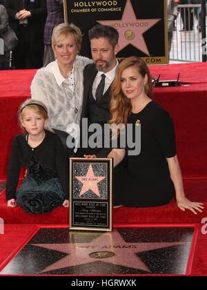 Hollywood, USA. Januar 2017. Kathryn Adams, Amy Adams, Aviana Le Gallo, Darren Le Gallo. Amy Adams wird mit Star auf dem Hollywood Walk of Fame ausgezeichnet © Faye Sadou/AdMedia/Alamy Live News Stockfoto