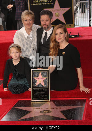 Hollywood, USA. 11. Januar 2017. Kathryn Adams, Darren Le Gallo, Amy Adams, Aviana Le Gallo, bei Amy Adams Sterne Ceermony auf dem Hollywood Walk Of Fame in Kalifornien. © Faye lernen/Medien Punch/Alamy Live-Nachrichten Stockfoto