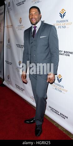 New York, USA. 12. Januar 2017. Michael Strahan im Ankunftsbereich für die YMA Mode Scholarship Fund Awards Dinner, Grand Hyatt New York, New York, NY. Bildnachweis: RCF/Everett Collection/Alamy Live-Nachrichten Stockfoto