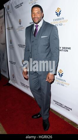 New York, USA. 12. Januar 2017. Michael Strahan im Ankunftsbereich für die YMA Mode Scholarship Fund Awards Dinner, Grand Hyatt New York, New York, NY. Bildnachweis: RCF/Everett Collection/Alamy Live-Nachrichten Stockfoto