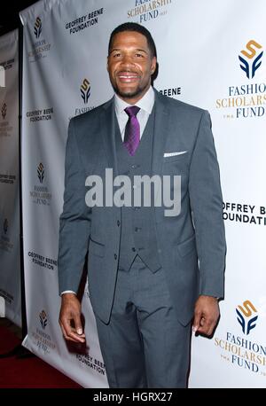 New York, USA. 12. Januar 2017. Michael Strahan im Ankunftsbereich für die YMA Mode Scholarship Fund Awards Dinner, Grand Hyatt New York, New York, NY. Bildnachweis: RCF/Everett Collection/Alamy Live-Nachrichten Stockfoto