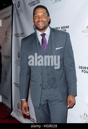New York, USA. 12. Januar 2017. Michael Strahan im Ankunftsbereich für die YMA Mode Scholarship Fund Awards Dinner, Grand Hyatt New York, New York, NY. Bildnachweis: RCF/Everett Collection/Alamy Live-Nachrichten Stockfoto