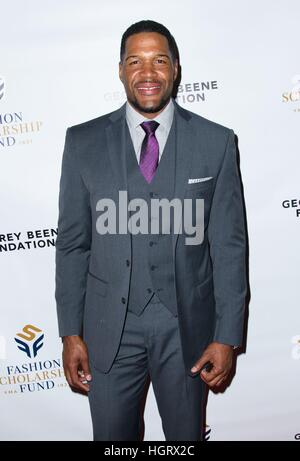 New York, USA. 12. Januar 2017. Michael Strahan im Ankunftsbereich für die YMA Mode Scholarship Fund Awards Dinner, Grand Hyatt New York, New York, NY. Bildnachweis: RCF/Everett Collection/Alamy Live-Nachrichten Stockfoto