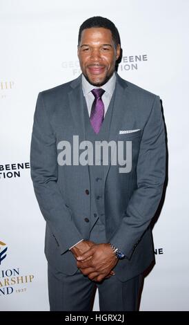 New York, USA. 12. Januar 2017. Michael Strahan im Ankunftsbereich für die YMA Mode Scholarship Fund Awards Dinner, Grand Hyatt New York, New York, NY. Bildnachweis: RCF/Everett Collection/Alamy Live-Nachrichten Stockfoto